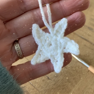 Étoile au crochet blanche suspension - Alias Shop